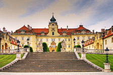 Posezení s živou hudbou na dvoře zámku Valtice: vPOHODLÍ a Smažáci z Omic